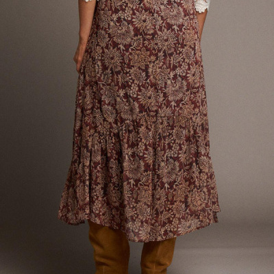 Saia comprida floral castanha com botas castanhas e blusa creme com renda