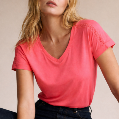 Blusa cor-de-rosa com decote em V e detalhe rendado nos ombros