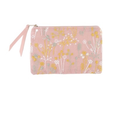 Estojo rosa com bordado de flores e fecho de correr