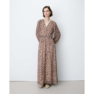 Vestido comprido animal print bege e castanho com decote em V e mangas compridas bufantes