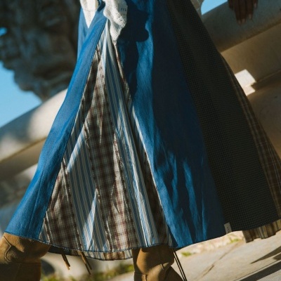 Saia patchwork azul com padrões risca e xadrez e botins castanhos