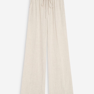 Calças largas claras com cordão na cintura sobre fundo branco