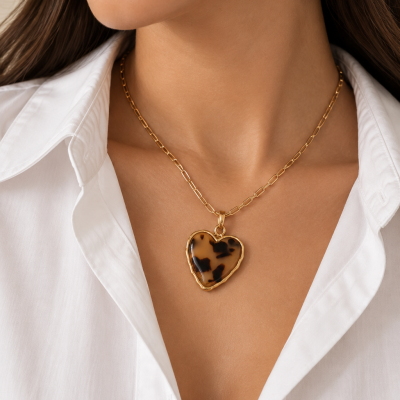 Colar dourado com pendente de coração marmoreado castanho e preto