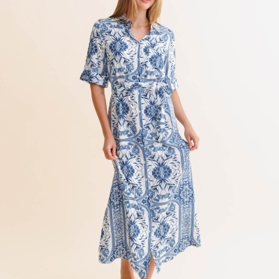 Vestido comprido azul e branco com padrão floral usado por mulher