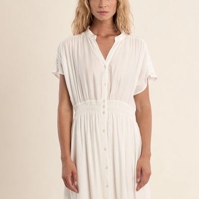 Vestido comprido branco com botões e cintura franzida