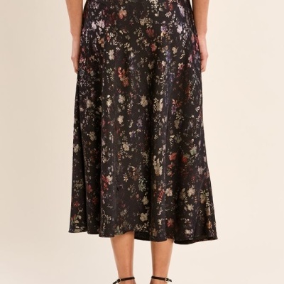 Saia midi preta com padrão floral colorido, vista de costas