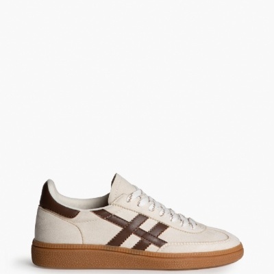 Ténis bege com detalhes castanhos e sola castanha