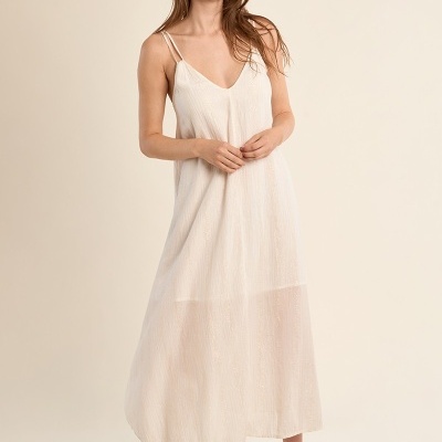 Vestido comprido branco com alças finas e sandálias castanhas