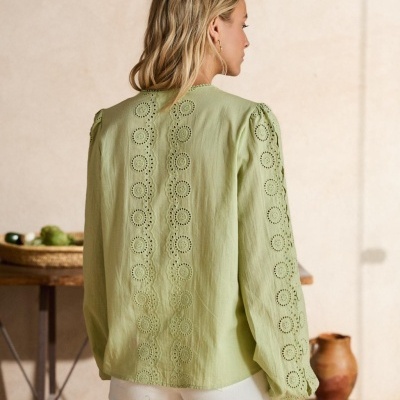 Blusa verde clara feminina com bordados circulares nas costas e mangas