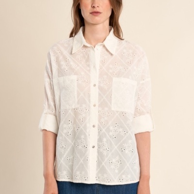 Camisa branca feminina com bordados e botões, mangas 3/4, com saia azul em tecido denim