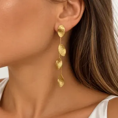 Brinco dourado pendente com folhas texturizadas