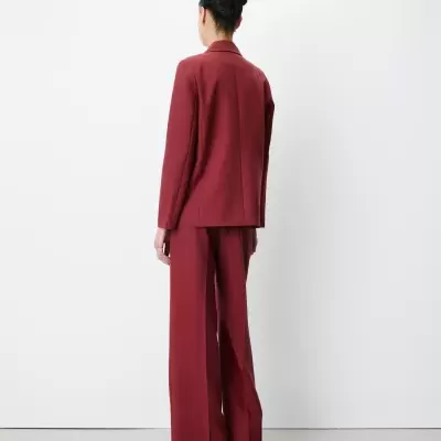 Fato feminino bordeaux visto de costas