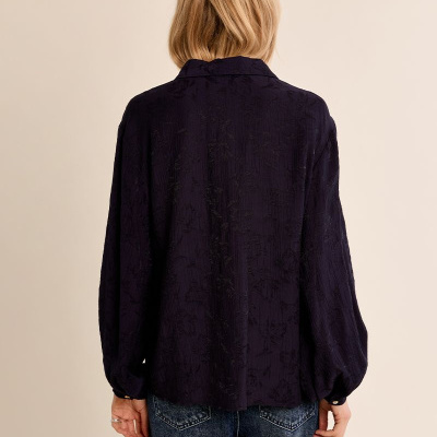 Blusa feminina azul escuro com textura floral vista de costas