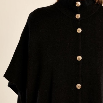 Poncho ou capa feminina preta com botões dourados e gola alta