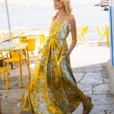 Vestido comprido flores amarelas alças pérolas ambiente exterior praia