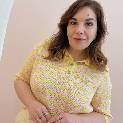 Camisola de malha fina amarela e rosa às riscas com gola e botões