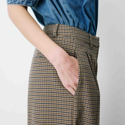 Calças xadrez castanho-bege-azul com bolso e camisa de ganga azul