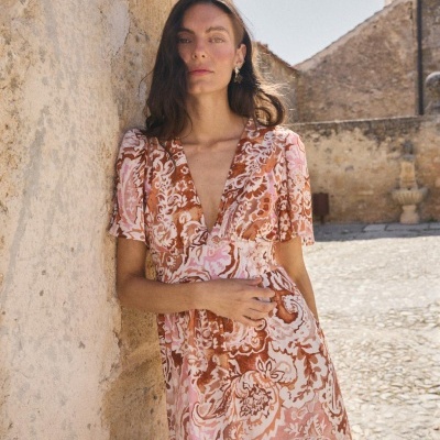 Vestido floral rosa, branco e castanho com decote em V e mangas curtas