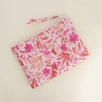 Bolsa de mão floral rosa e vermelho com fecho branco