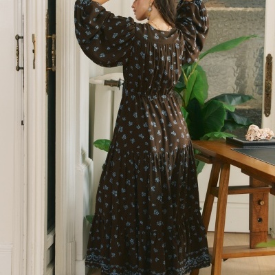 Vestido comprido castanho escuro com flores azuis e mangas largas
