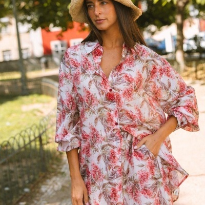 Conjunto floral feminino com blusa de mangas compridas e calças, chapéu de palha