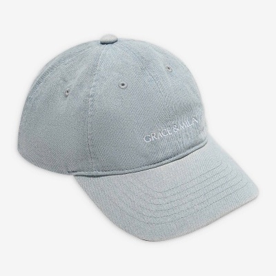 Boné azul claro de ganga com logo branco GRACE&MILA
