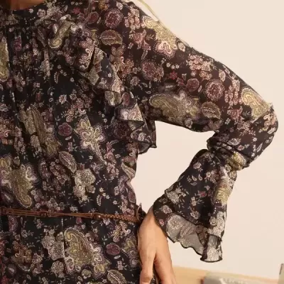 Vestido floral feminino com folhos e cinto castanho
