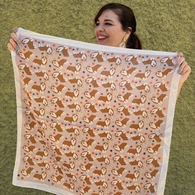 Lenço quadrado bege com padrão de cães cor de castanho e branco e patas coloridas