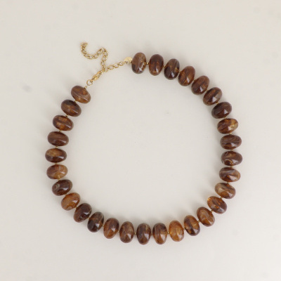 Colar com contas marrons translúcidas e fecho dourado