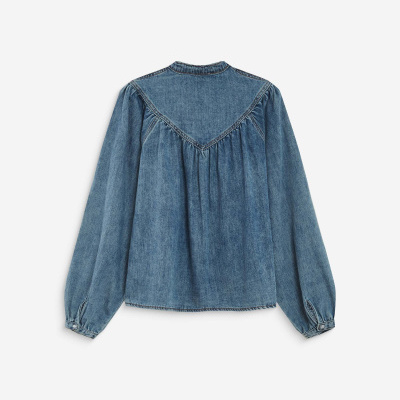 Blusa de ganga azul com mangas compridas e franzidos nas costas