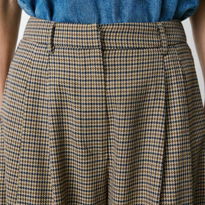 Calças xadrez castanho e azul com cintura alta e camisa denim azul.