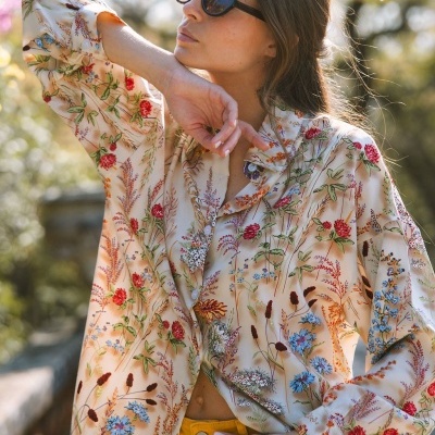 Camisa feminina florida creme com botões e calças amarelas