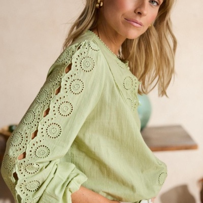 Blusa feminina verde claro com renda circular nas mangas