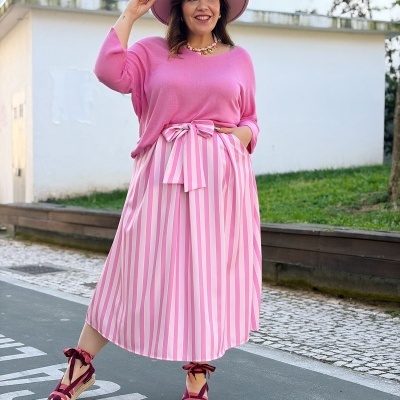 Mulher em roupas rosa num ambiente urbano exterior