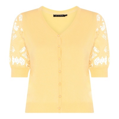 Cardigan amarelo com botões e mangas rendadas com padrão floral