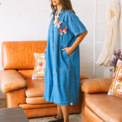 Vestido camisola de ganga azul médio com borboletas cor-de-rosa no peito