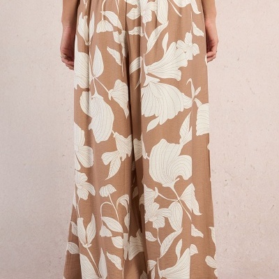 Calças largas com padrão floral branco