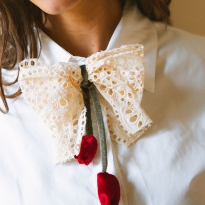 Gravata borboleta de renda branca com flores vermelhas e talos verdes