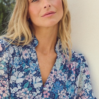 camisa feminina azul com padrão floral colorido