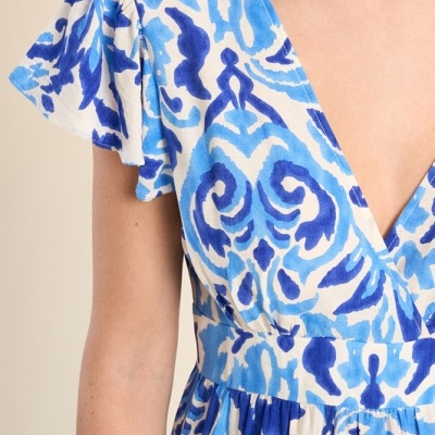Vestido feminino azul com padrão abstrato e decote em V