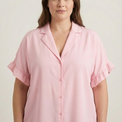 Blusa rosa clara com botões e folhos nas mangas
