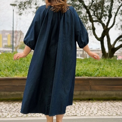 Vestido midi azul escuro com mangas largas e sandálias castanhas