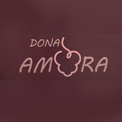 Logótipo com o texto DONA AMORA e desenho estilizado de amora
