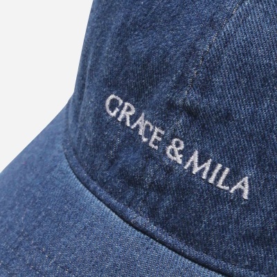 Boné azul de tecido jeans com bordado branco GRACE & MILA