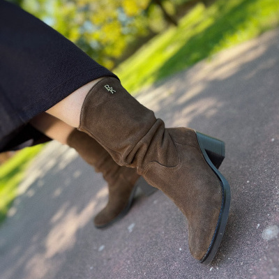 Botas castanhas em pele de camurça com detalhe metálico RX