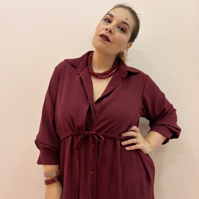 Vestido castanho avermelhado com botões e acessórios