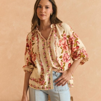 Blusa creme floral com mangas compridas e calças de ganga azul claro