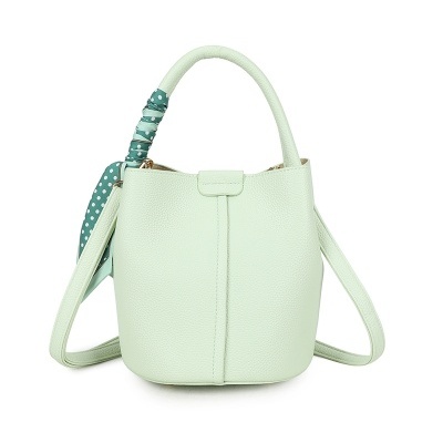 Mala de mão verde clara com alça e lenço decorativo