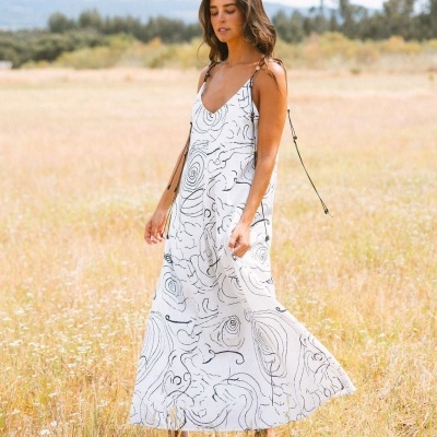 Vestido longo branco com padrão abstrato em linhas pretas em campo aberto