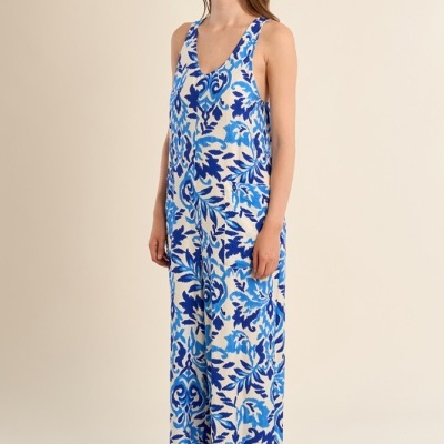 Macacão comprido azul e branco com padrão floral e sandálias castanhas